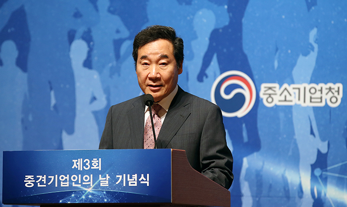 Prime Minister Lee Nak-yon delivers his congratulatory remarks at a ceremony marking the third anniversary of the 'Day of Medium-sized Business Leaders' (중견기업인의 날), at Lotte Hotel in downtown Seoul on July 21.
